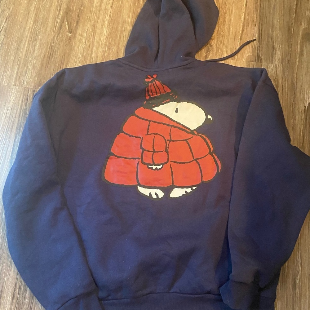 NEW Peanut/Snoopy sweatshirt with hoodie and kangaroo pockets - Picture 2 of 2
